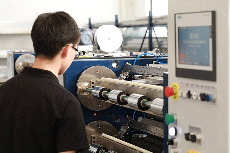 介紹一下全自動碳帶分切機的使用方法