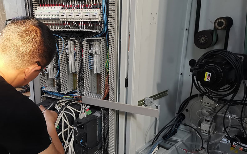 新型分切機采用伺服控制系統(tǒng)的好處是什么?